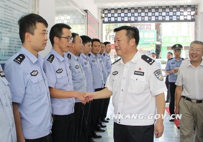 酷暑下的警民魚(yú)水情——陳明、楊尚偉慰問(wèn)一線執(zhí)勤民警并指導(dǎo)后勤保障工作